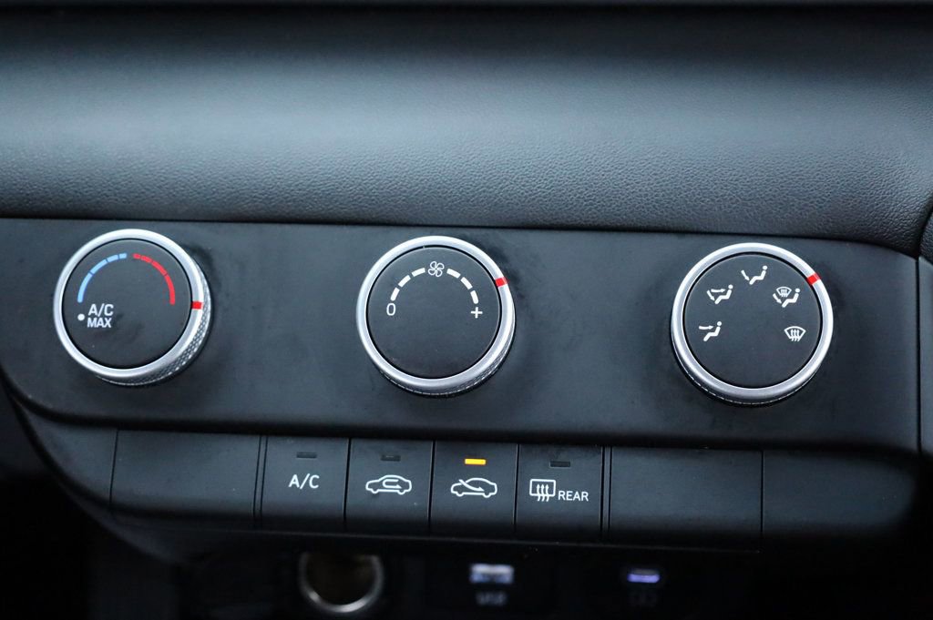 Used 2025 Hyundai Elantra SE w/ Cargo Package image 36