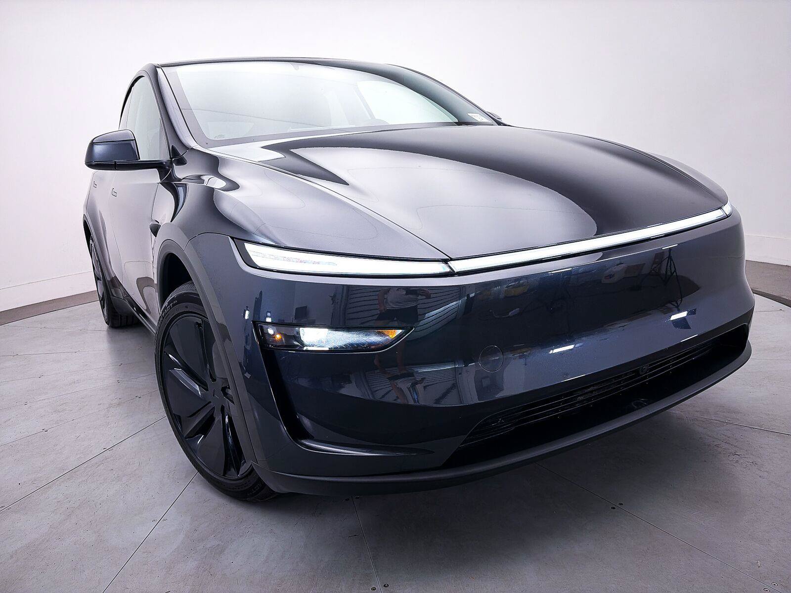 Used 2026 Tesla Model Y 2WD image 3