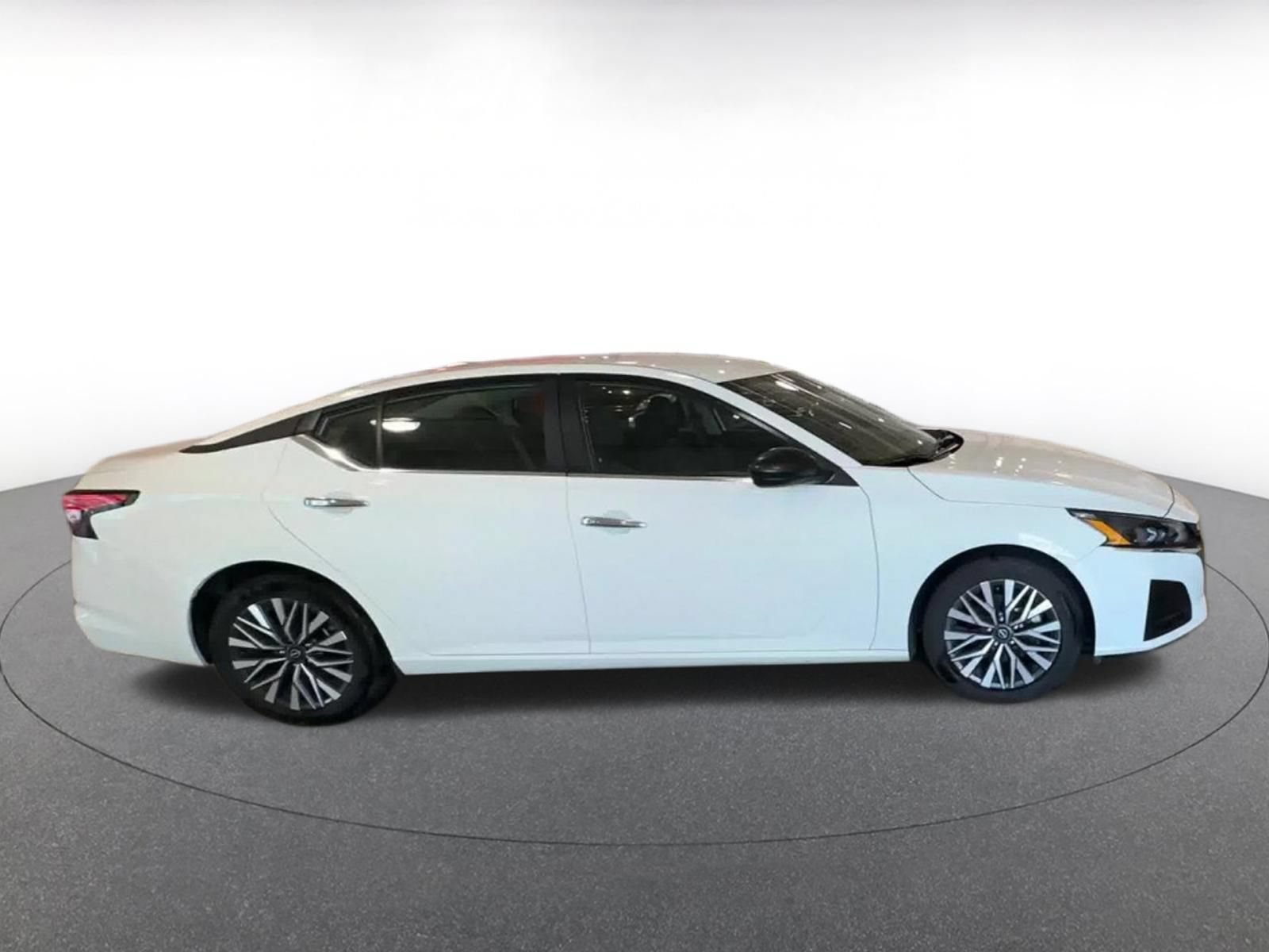 Used 2025 Nissan Altima 2.5 SV FWD image 15