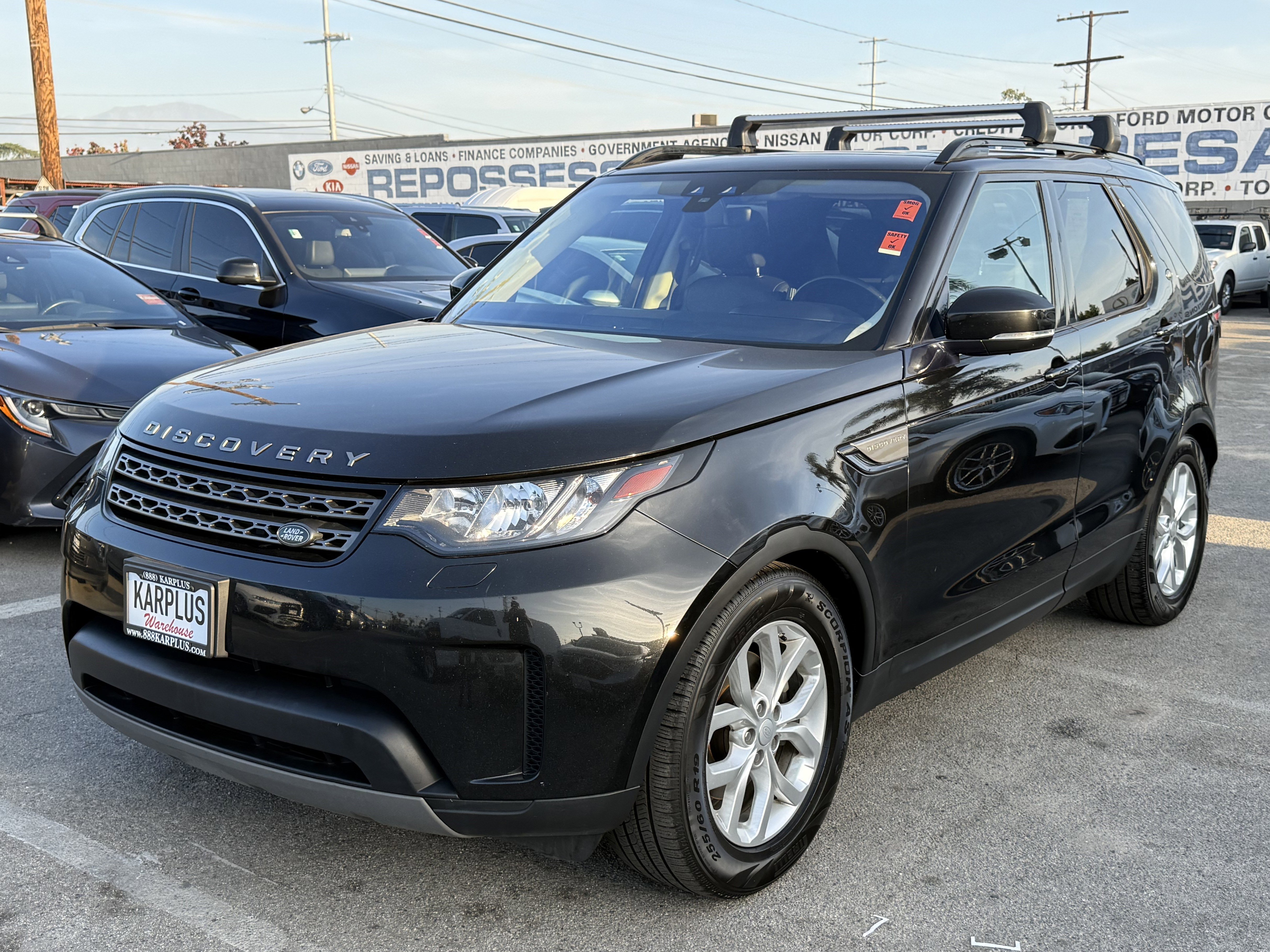 Used 2018 Land Rover Discovery SE image 2