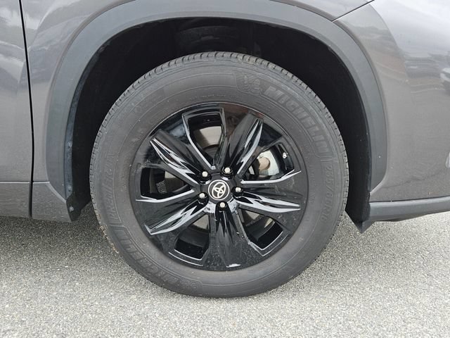 Used 2023 Toyota Highlander XLE FWD image 3