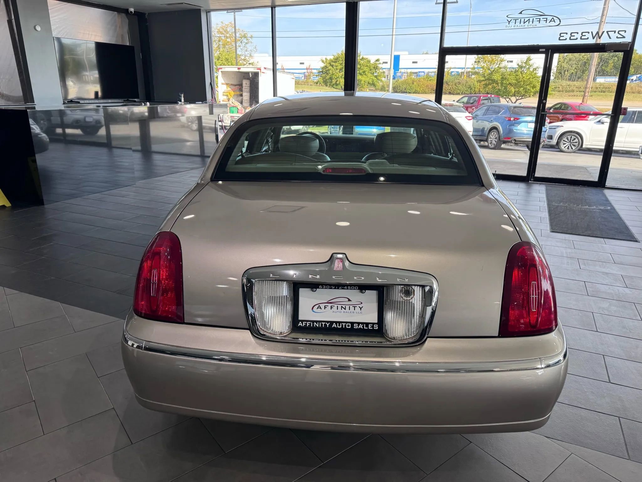 Used 2002 Lincoln Town Car Executive image 4