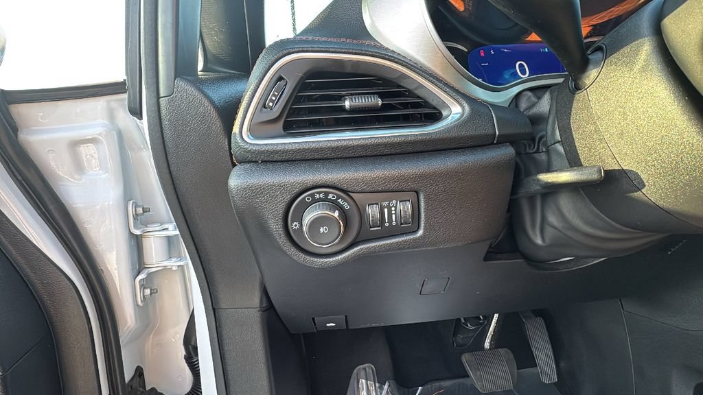 Used 2024 Chrysler Pacifica Pinnacle FWD image 14