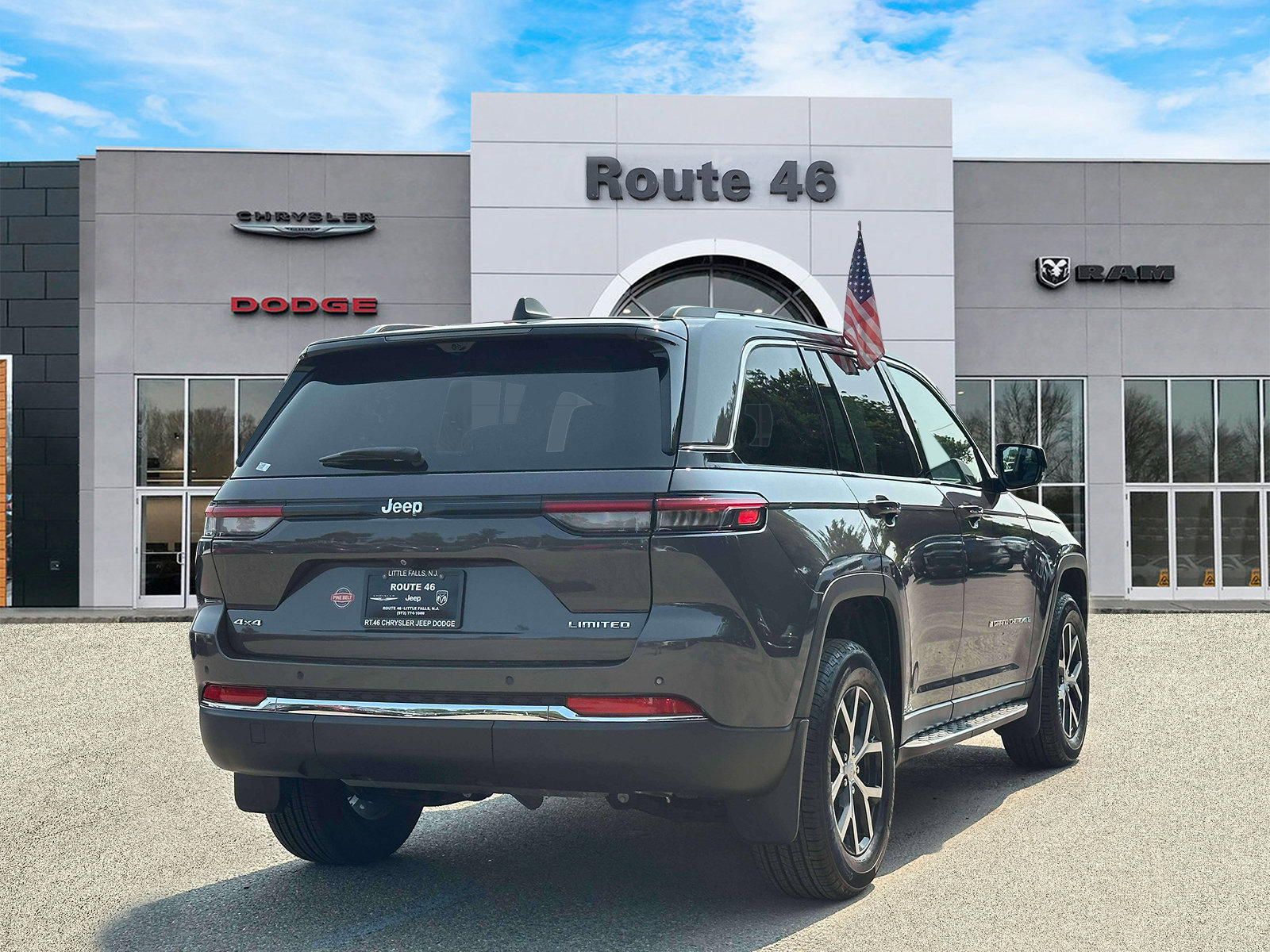 Used 2023 Jeep Grand Cherokee Limited w/ Luxury Tech Group II AWD/4WD image 5
