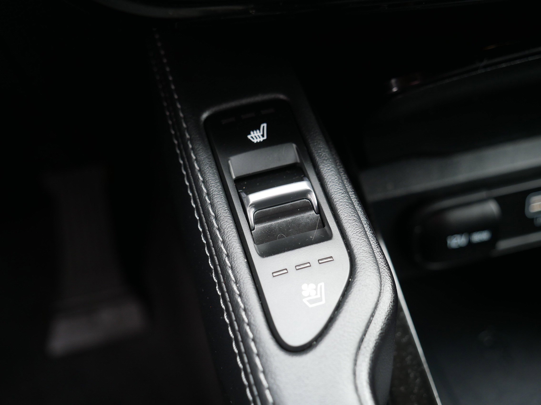 Used 2024 Kia Telluride EX w/ EX Captain's Chair Package AWD/4WD image 32