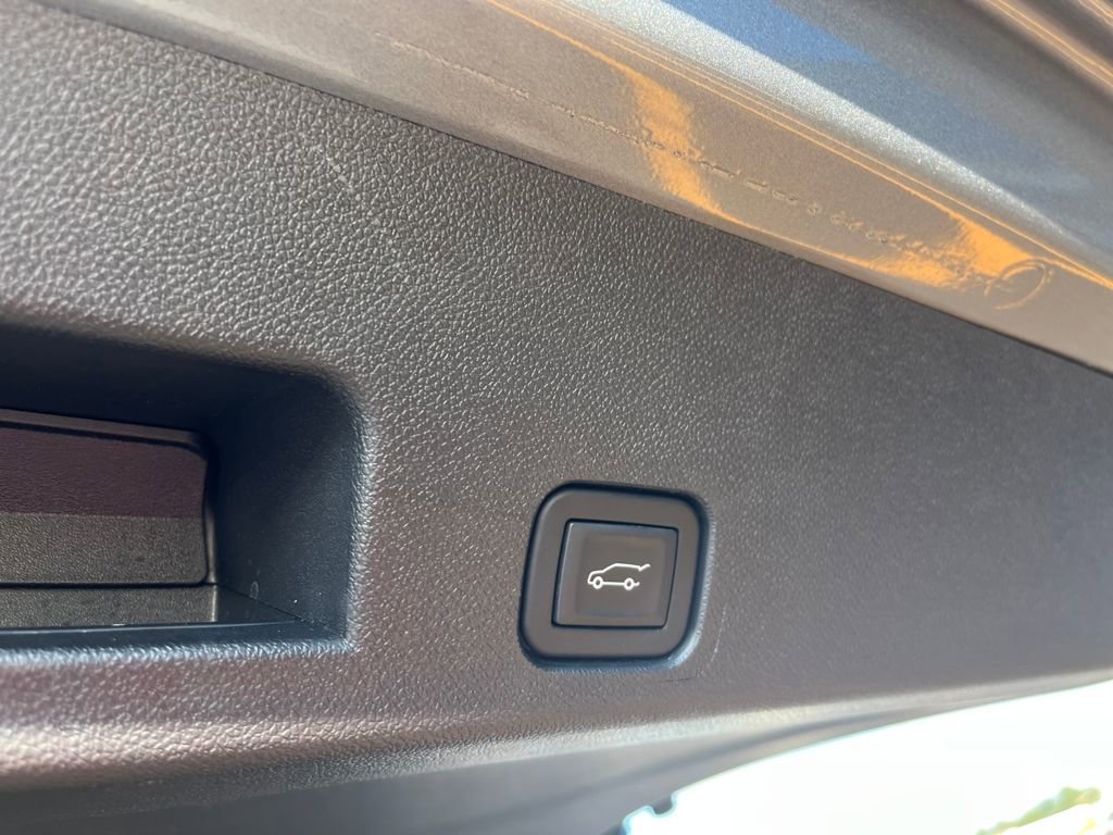 Used 2025 GMC Acadia Elevation image 25