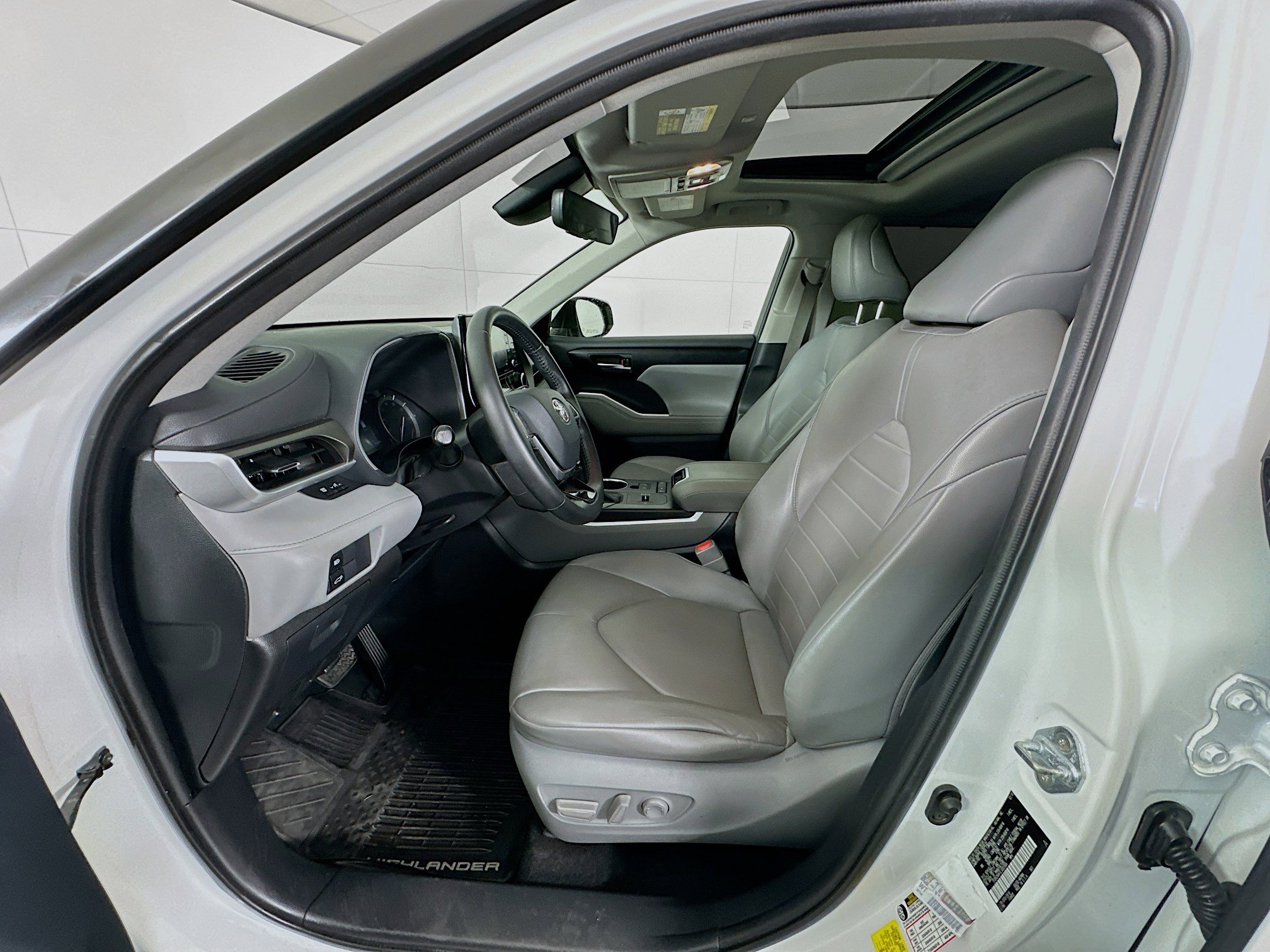 Used 2020 Toyota Highlander XLE image 13