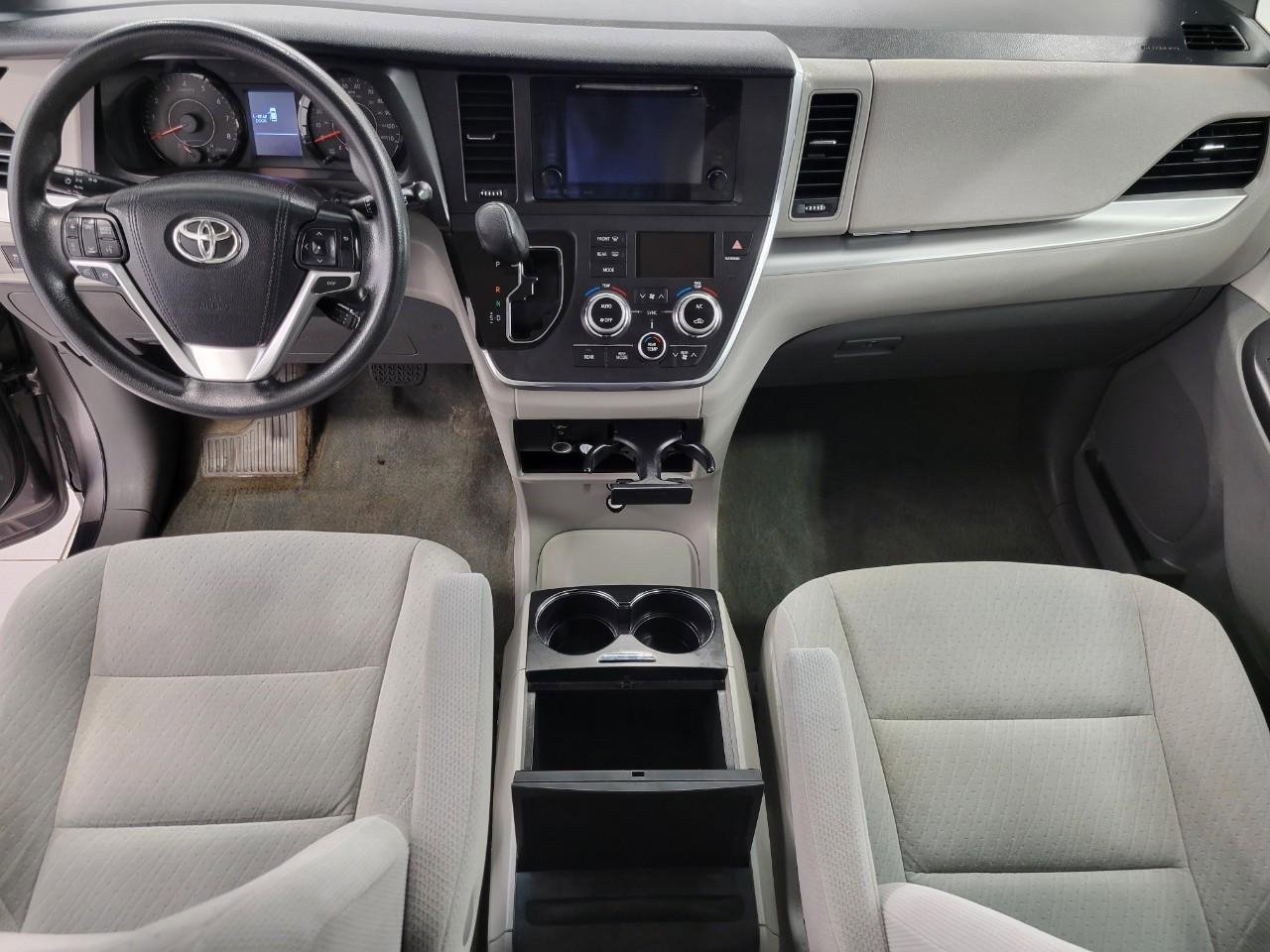 Used 2016 Toyota Sienna LE FWD image 6