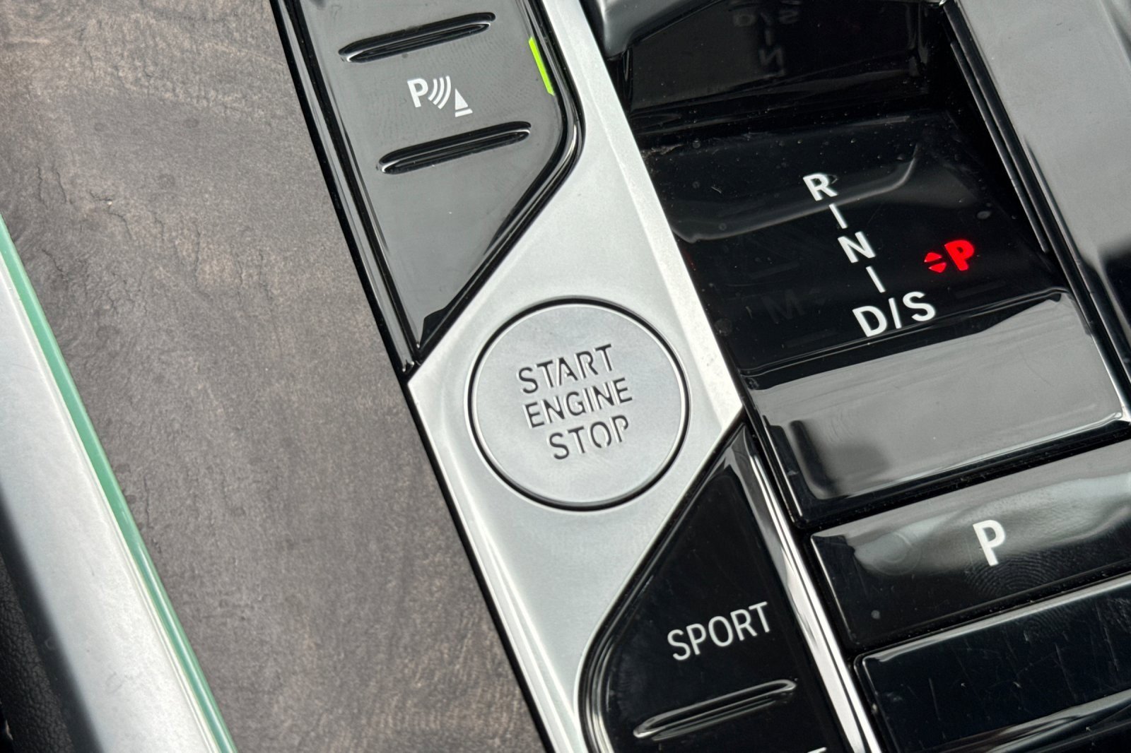 Used 2024 BMW X7 xDrive40i w/ M Sport Package image 23