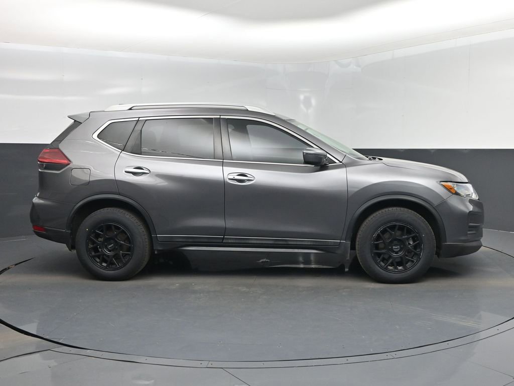 Used 2018 Nissan Rogue SV image 2