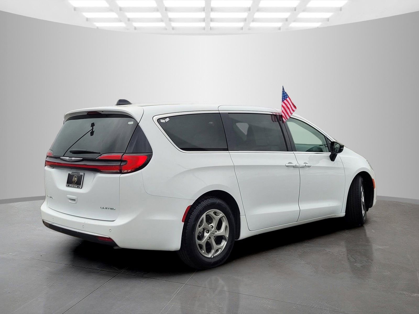 Used 2024 Chrysler Pacifica Limited image 4