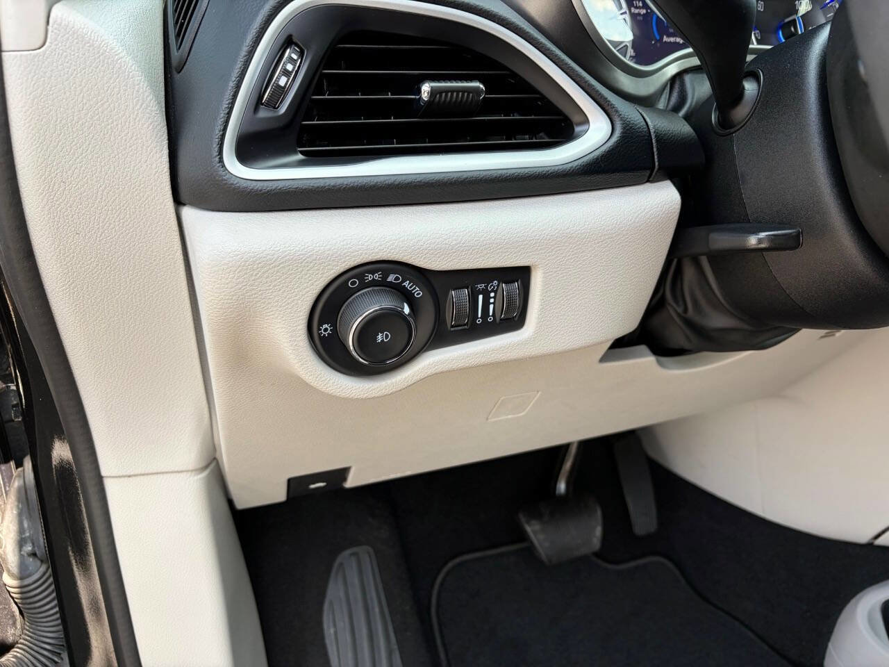 Used 2023 Chrysler Pacifica Touring-L FWD image 28