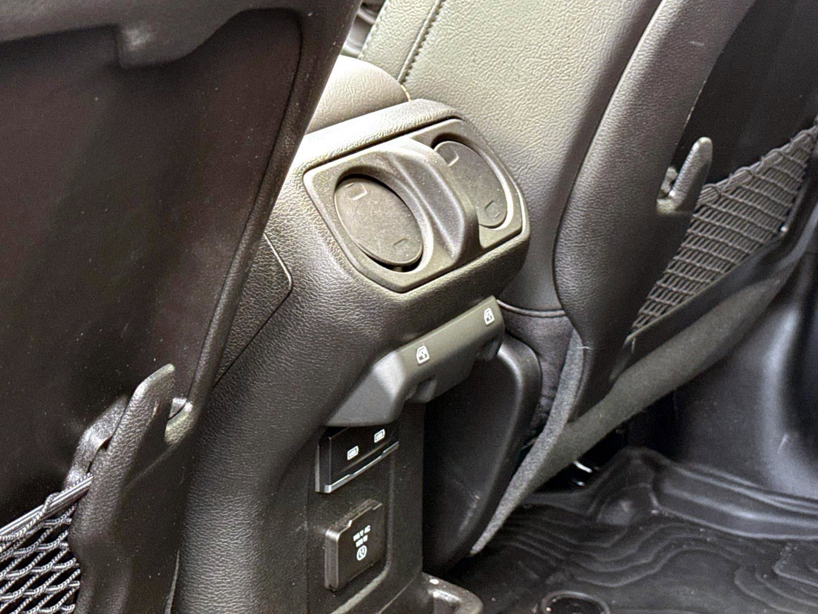 Used 2025 Jeep Wrangler Unlimited Sahara image 13