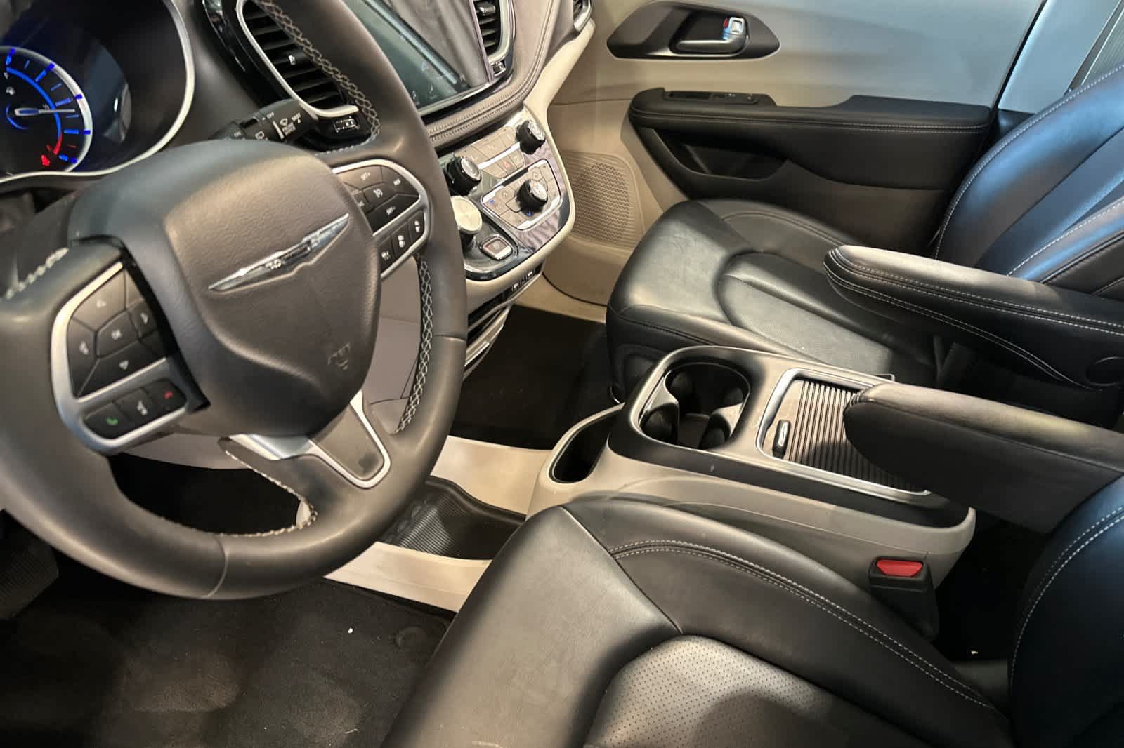 Used 2024 Chrysler Pacifica Limited FWD image 14