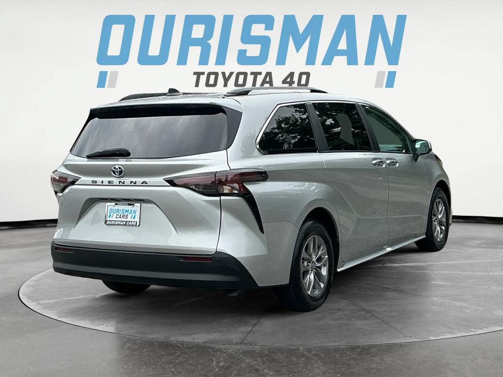 Used 2025 Toyota Sienna XLE FWD image 7