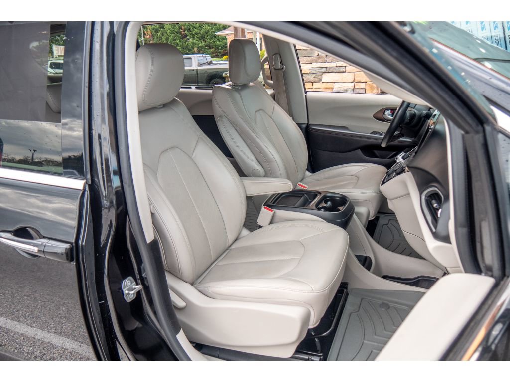 Used 2019 Chrysler Pacifica Touring-L image 14