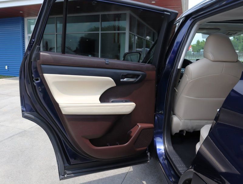 Used 2021 Toyota Highlander XLE image 18