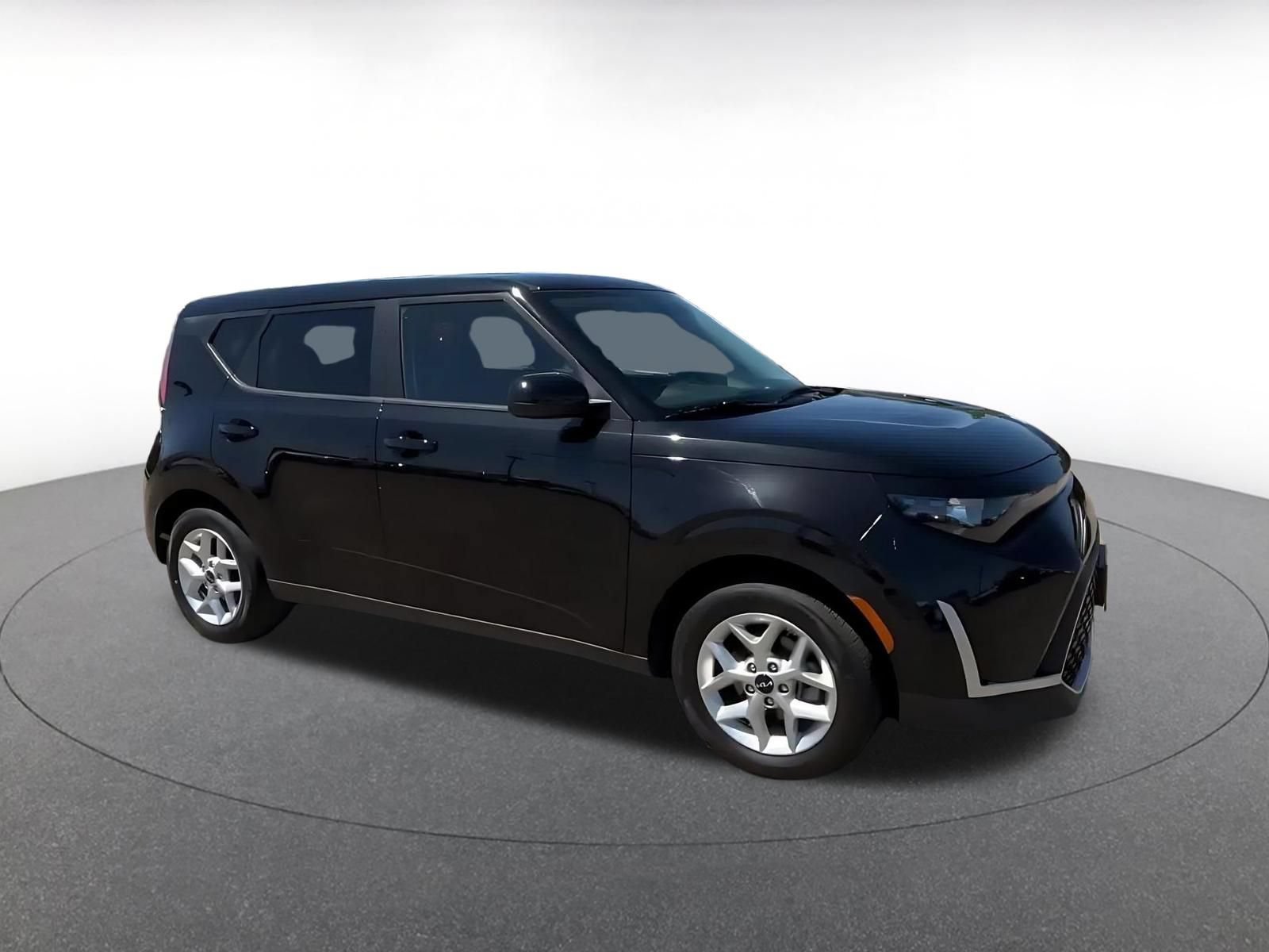 Used 2025 Kia Soul LX w/ LX Technology Package FWD image 2