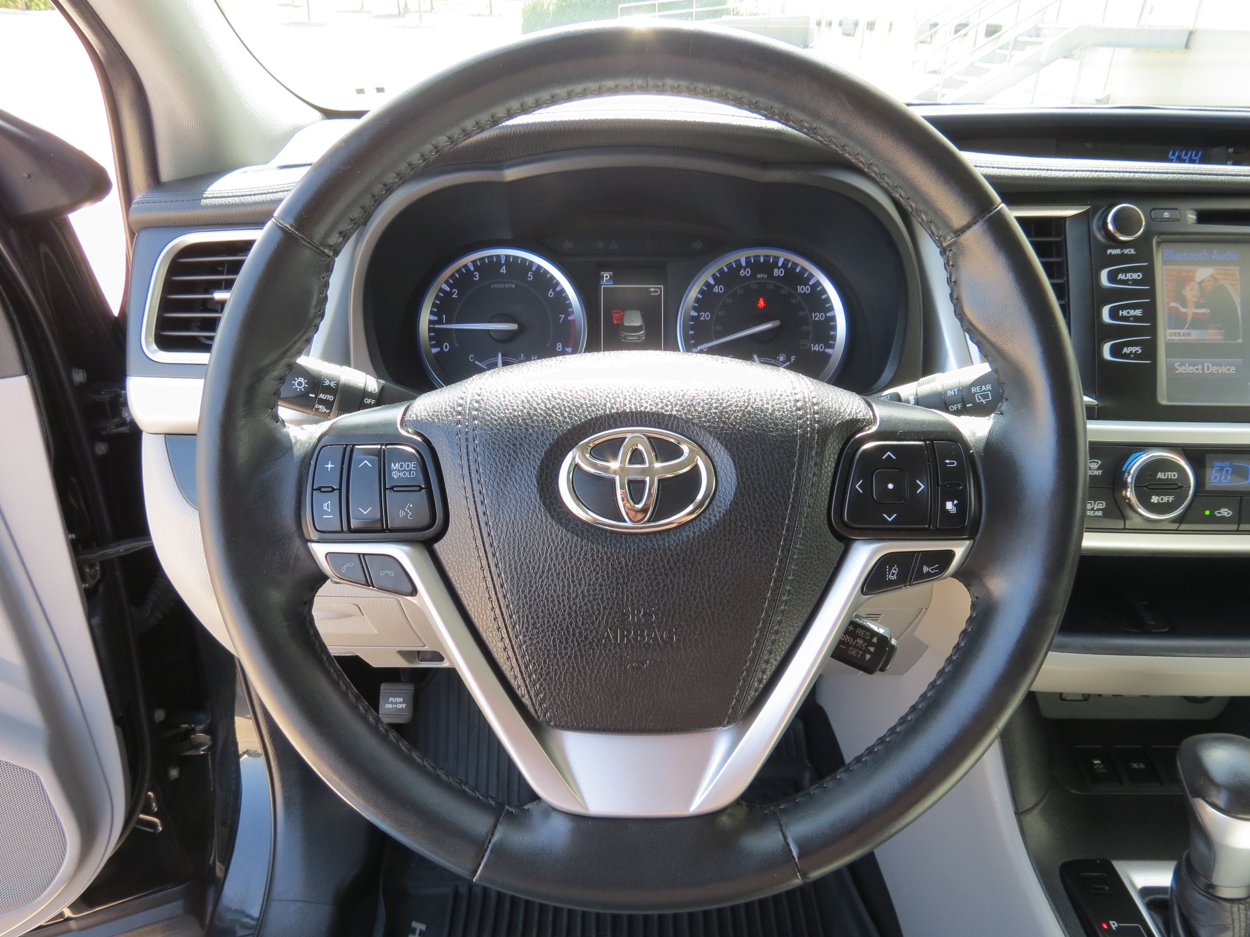Used 2019 Toyota Highlander XLE FWD image 14