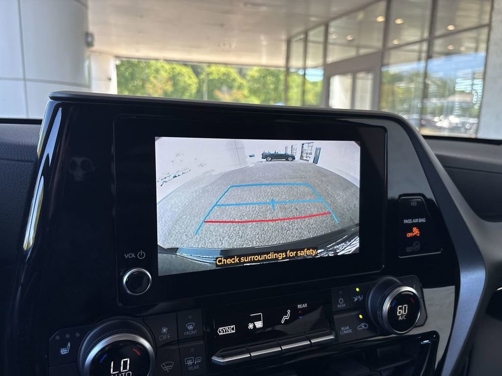 Used 2024 Toyota Highlander XLE AWD/4WD image 15