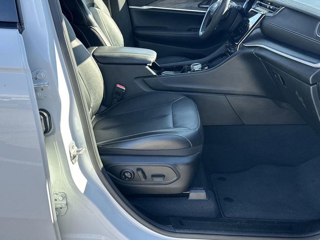 Used 2023 Jeep Grand Cherokee L Limited w/ Black Appearance Package image 14