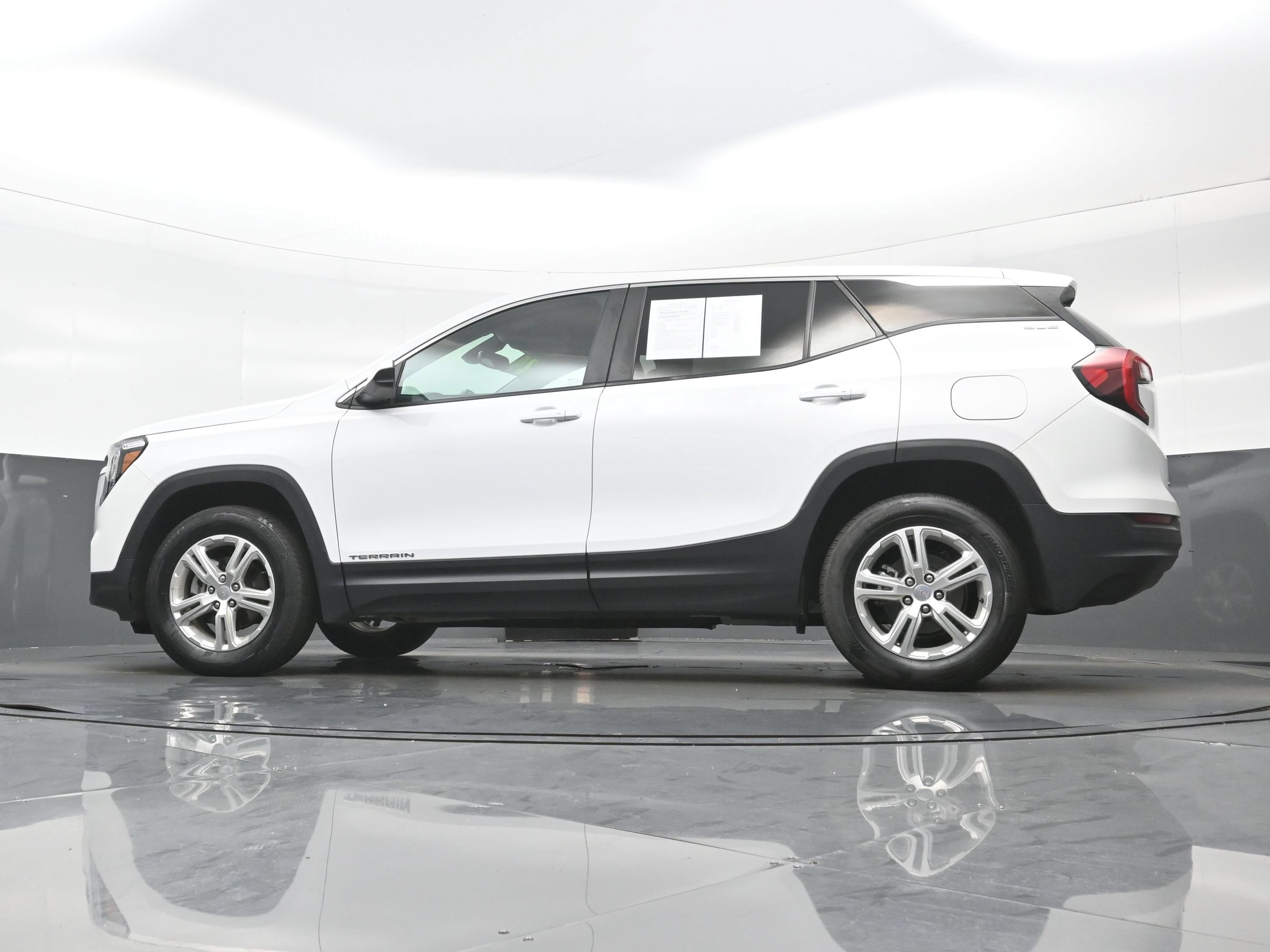 Used 2024 GMC Terrain SLE AWD/4WD image 26