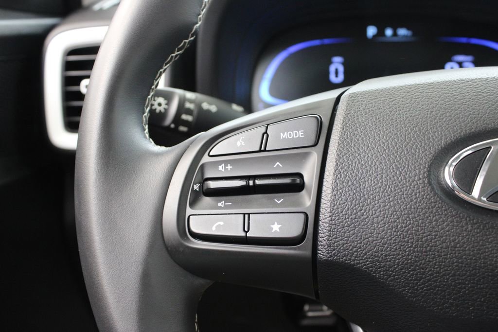 Used 2025 Hyundai Venue Limited FWD image 25
