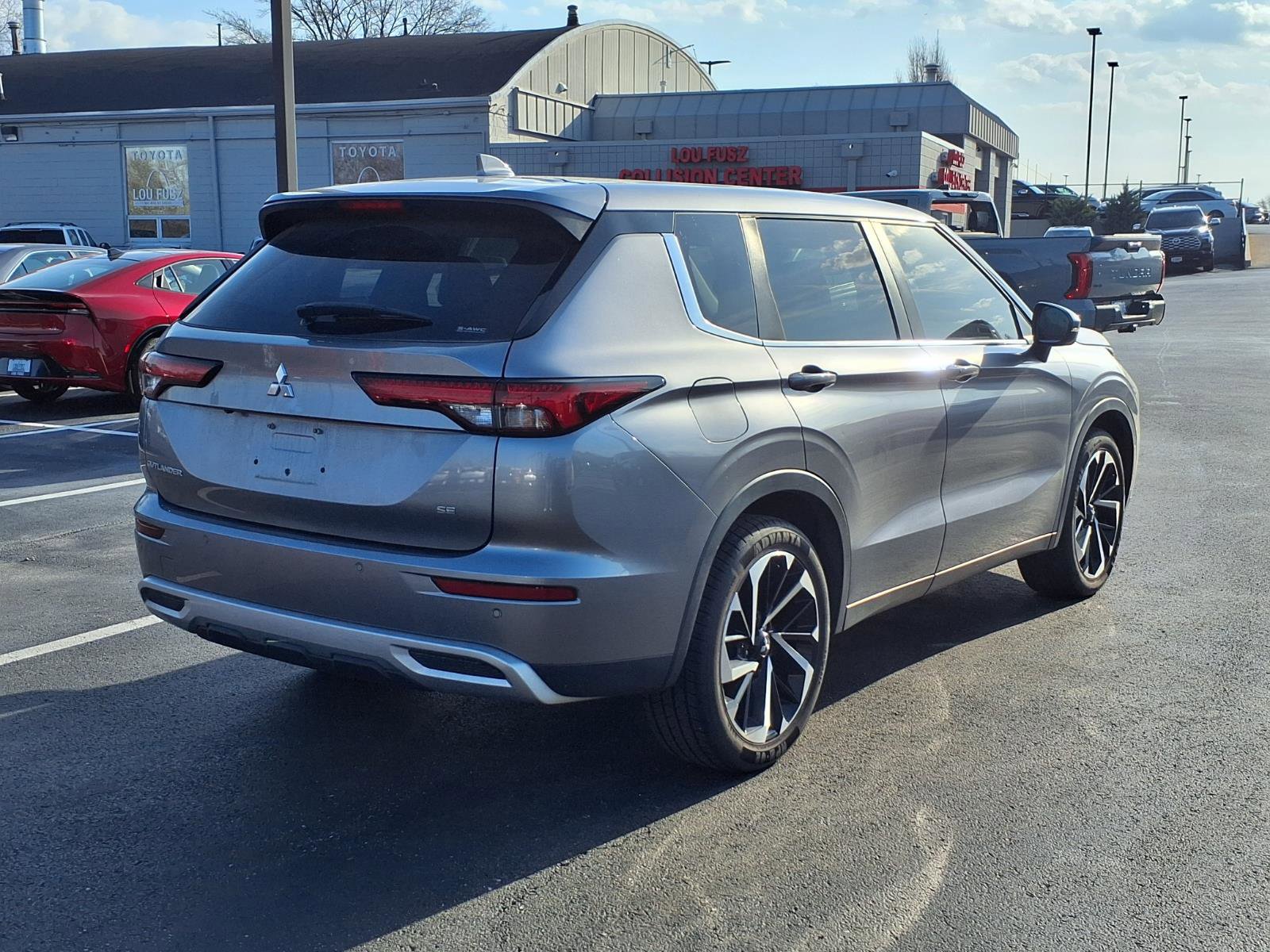 Used 2022 Mitsubishi Outlander SE image 3