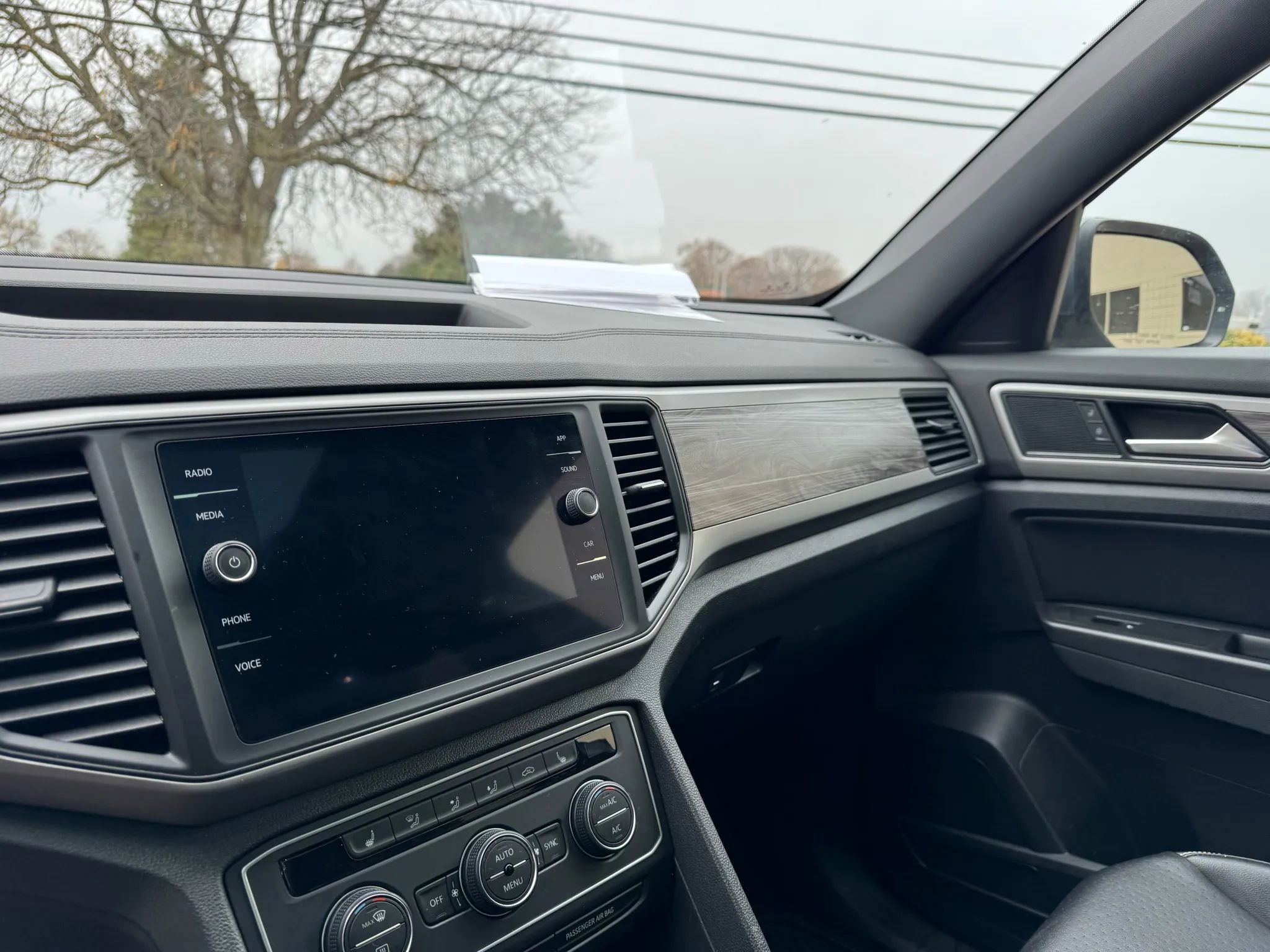 Used 2020 Volkswagen Atlas Cross Sport SE w/ Panoramic Sunroof Package image 21