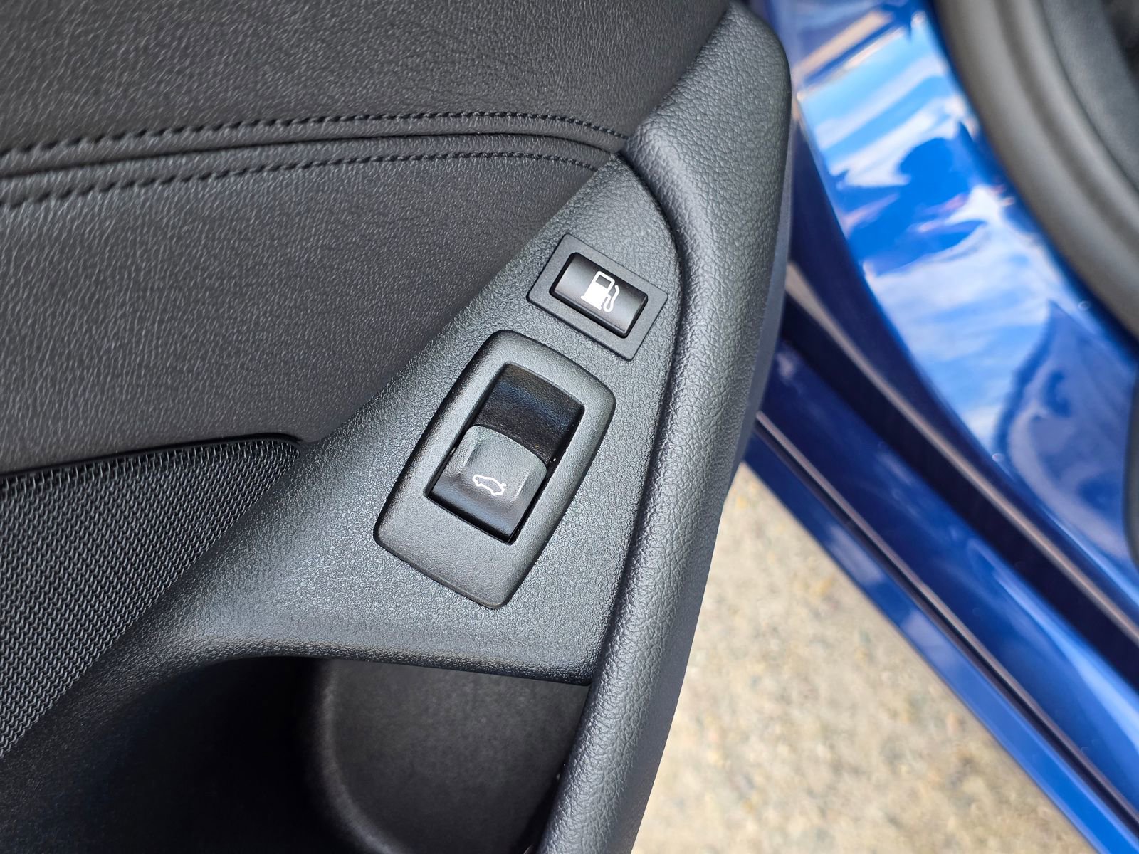 Used 2020 BMW 530e w/ Premium Package image 22