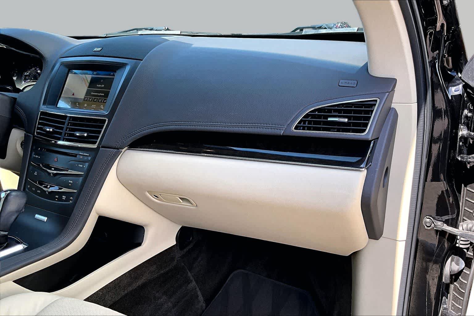 Used 2018 Lincoln MKT AWD image 19