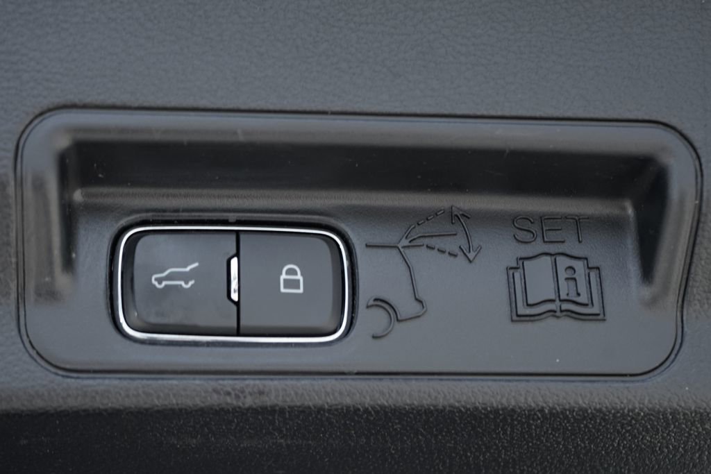 Used 2022 Ford Explorer XLT w/ Equipment Group 202A image 10