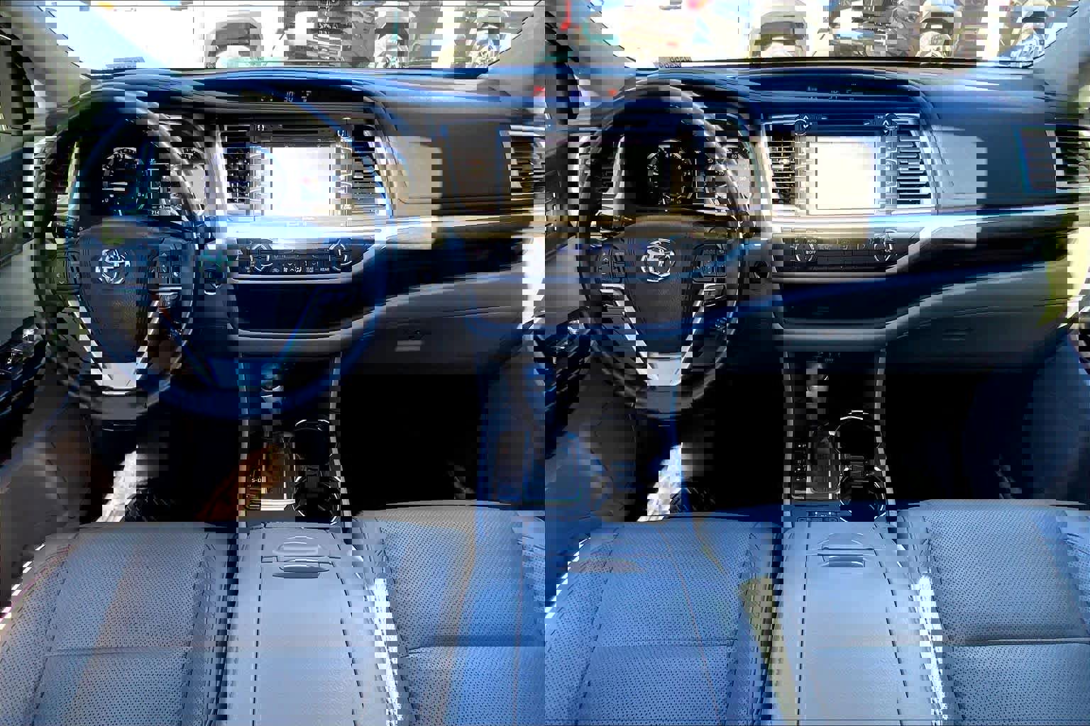 Used 2018 Toyota Highlander Limited image 16