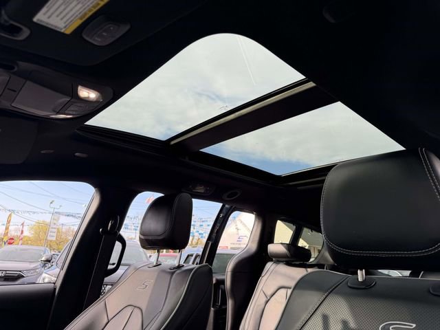 Used 2025 Chrysler Pacifica Limited FWD image 24