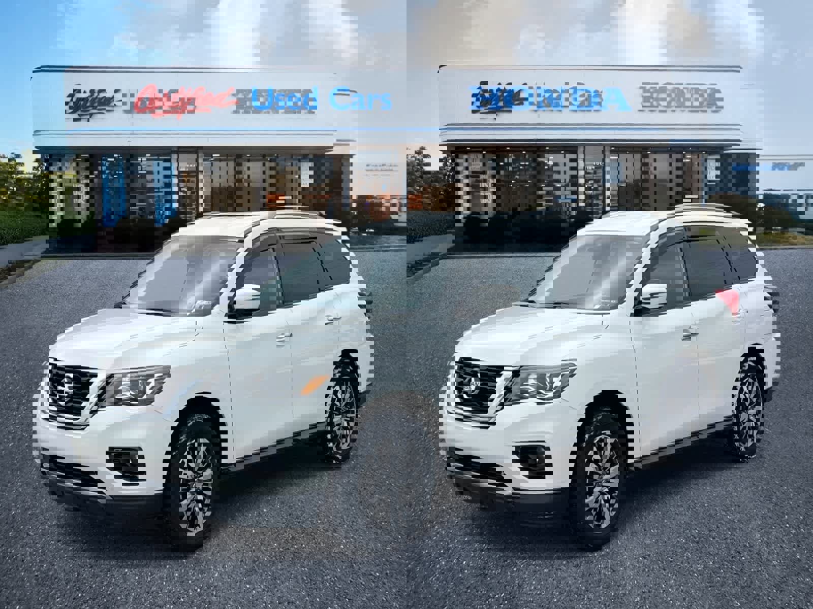 Used 2017 Nissan Pathfinder SV image 1