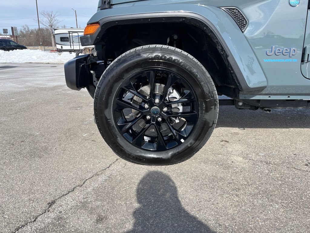 Used 2025 Jeep Wrangler Unlimited Sahara w/ Safety Group image 28