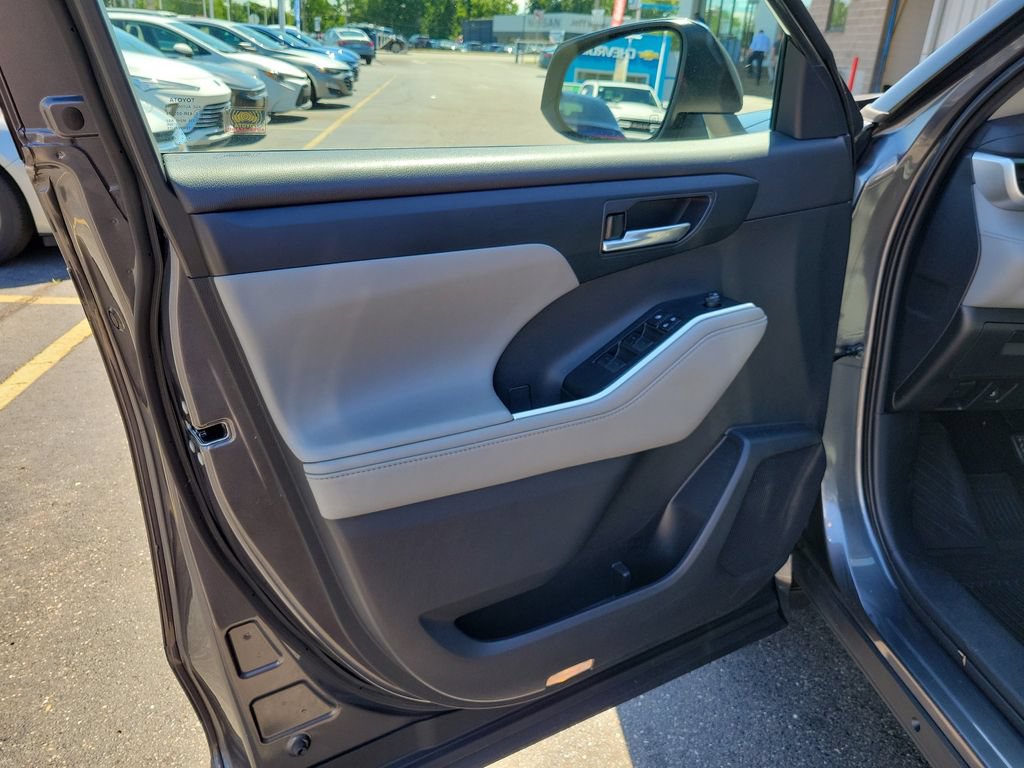 Used 2020 Toyota Highlander XLE AWD/4WD image 24