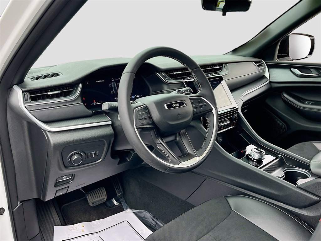 Certified 2025 Jeep Grand Cherokee Altitude image 9