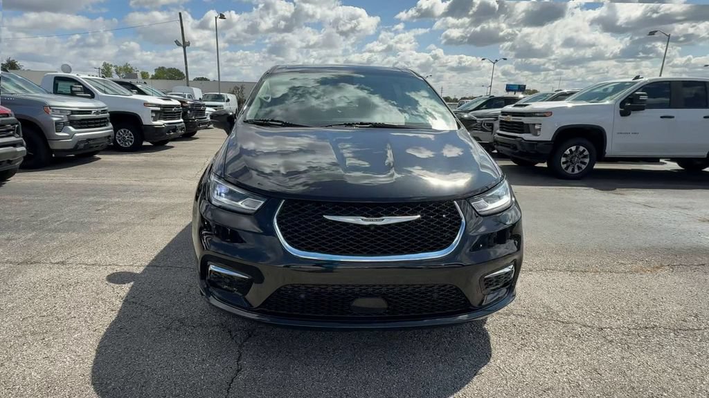 Used 2023 Chrysler Pacifica Touring-L AWD/4WD image 3