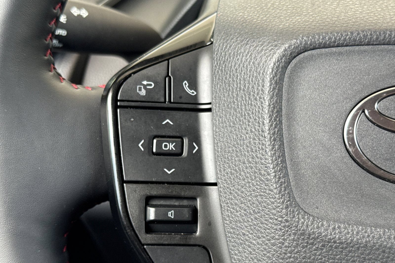 Used 2023 Toyota Prius Prime Premium FWD image 29