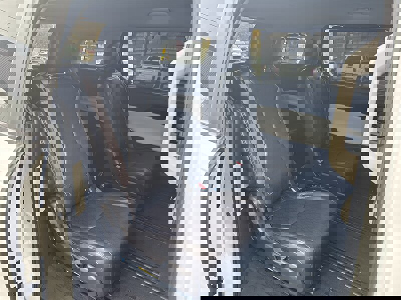 Used 2024 Kia Carnival EX image 6