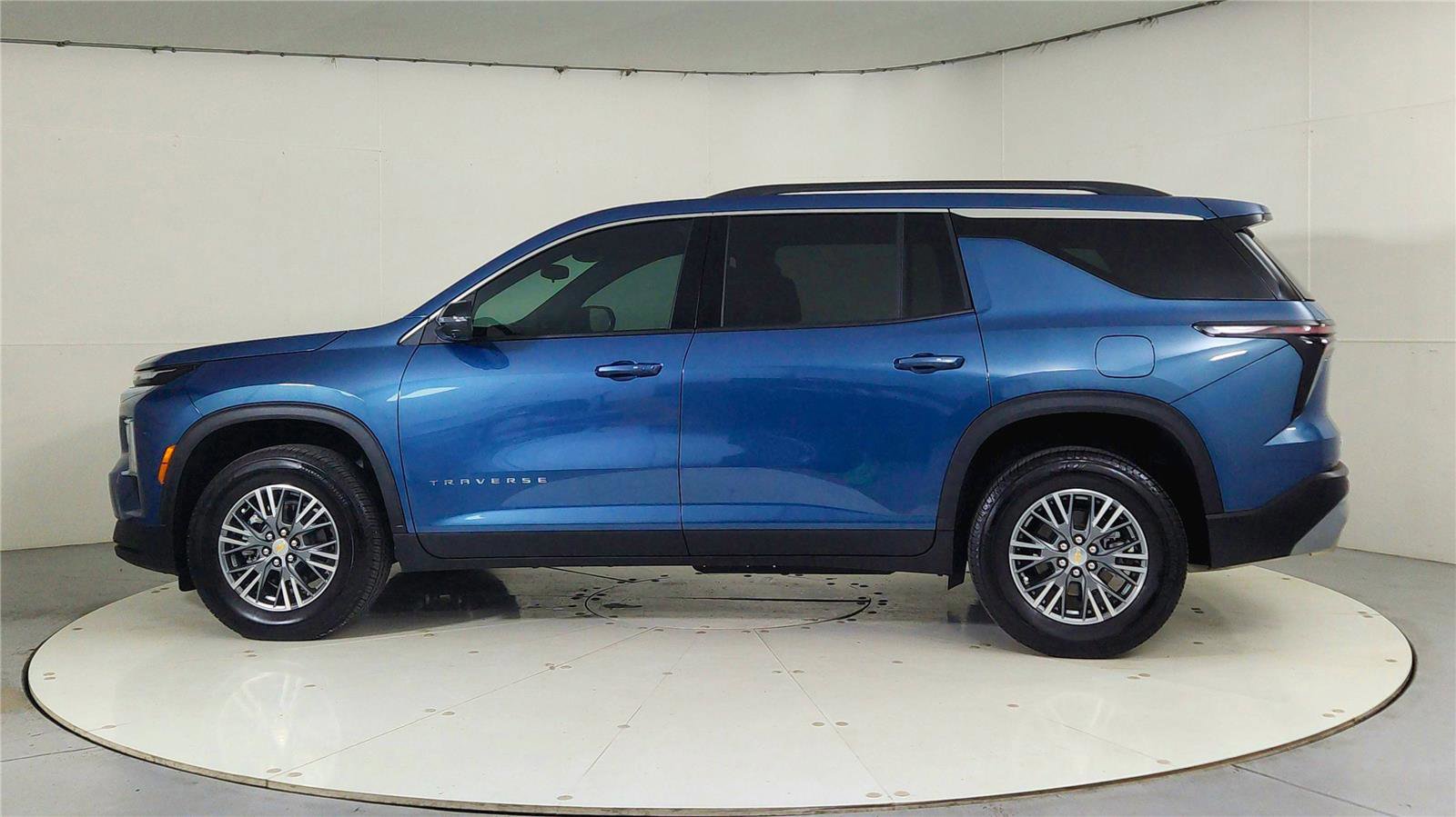 Used 2025 Chevrolet Traverse LT w/ Driver Confidence Package image 4