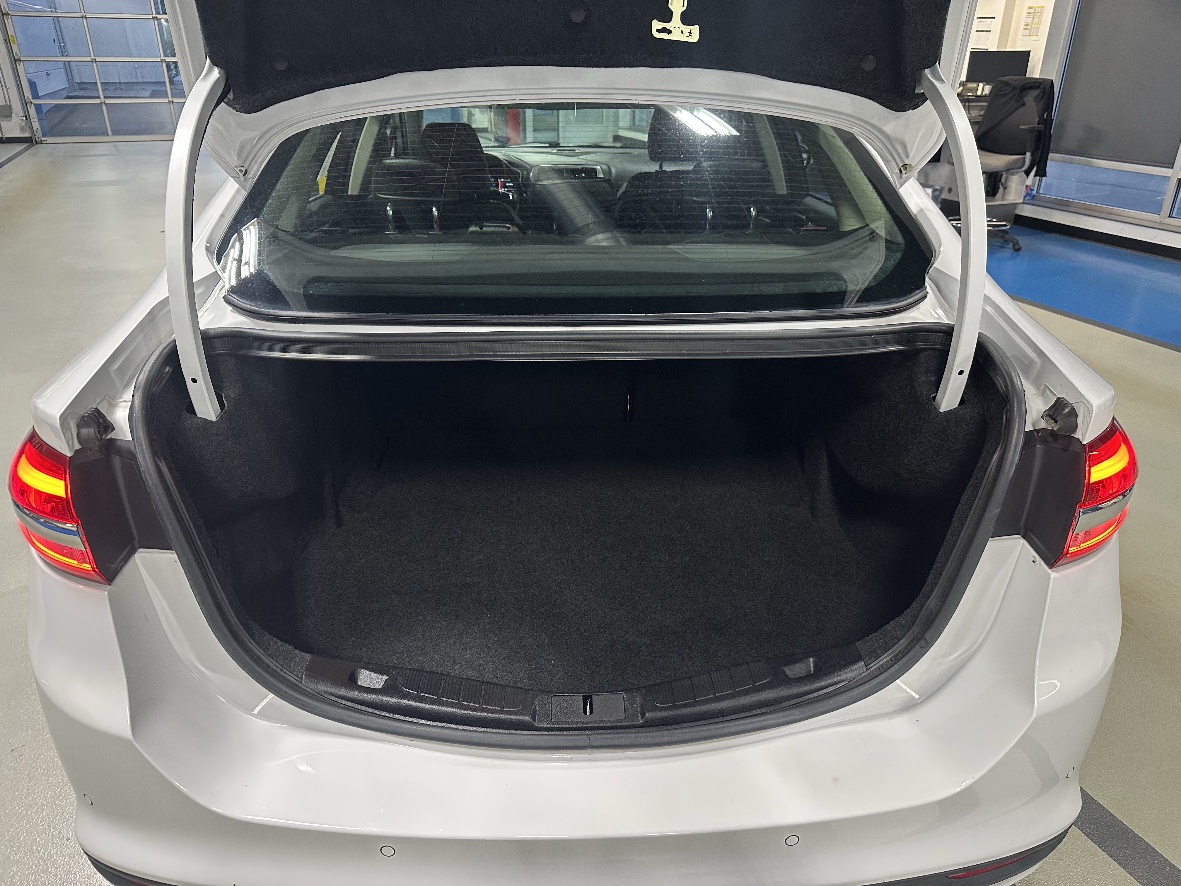 Used 2017 Ford Fusion SE w/ Fusion SE Technology Package FWD image 10