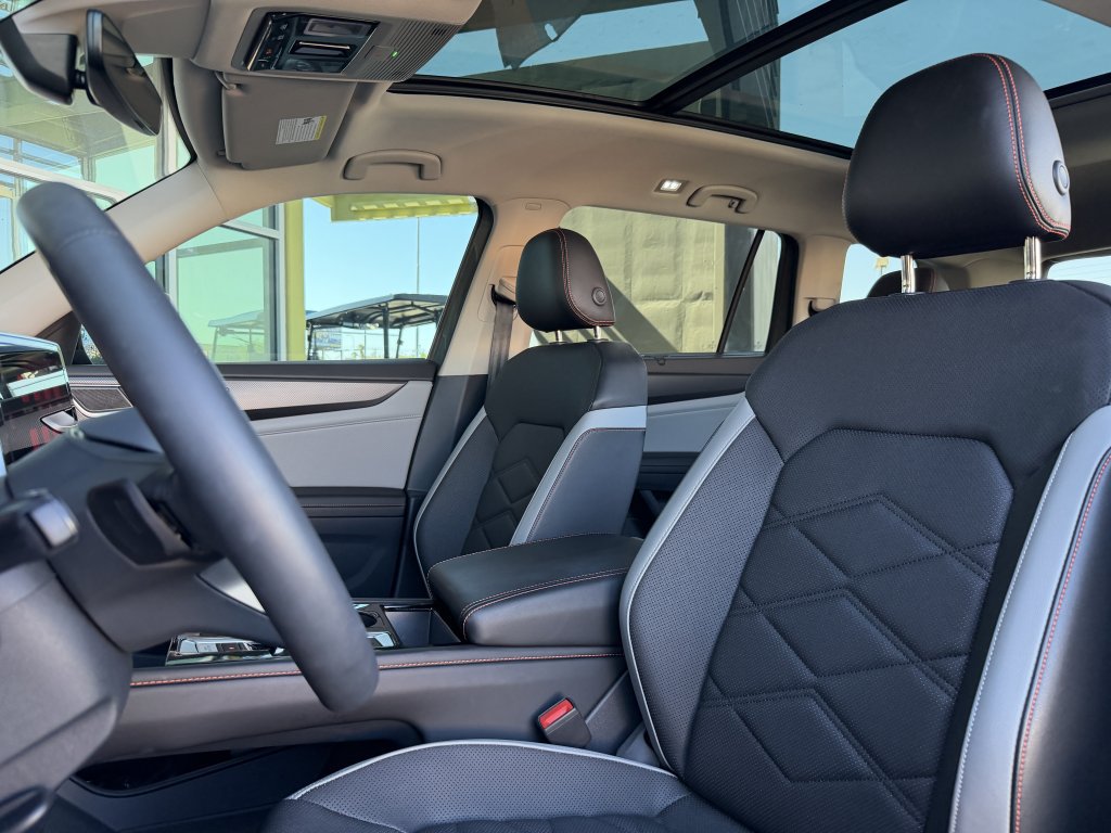 Used 2024 Volkswagen Atlas Peak Edition SEL AWD/4WD image 37