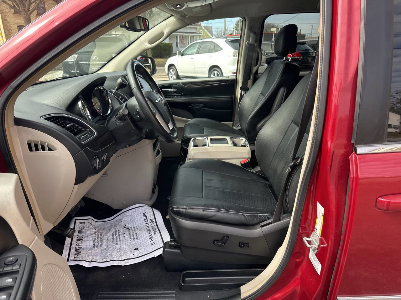 Used 2016 Chrysler Town & Country Touring image 17