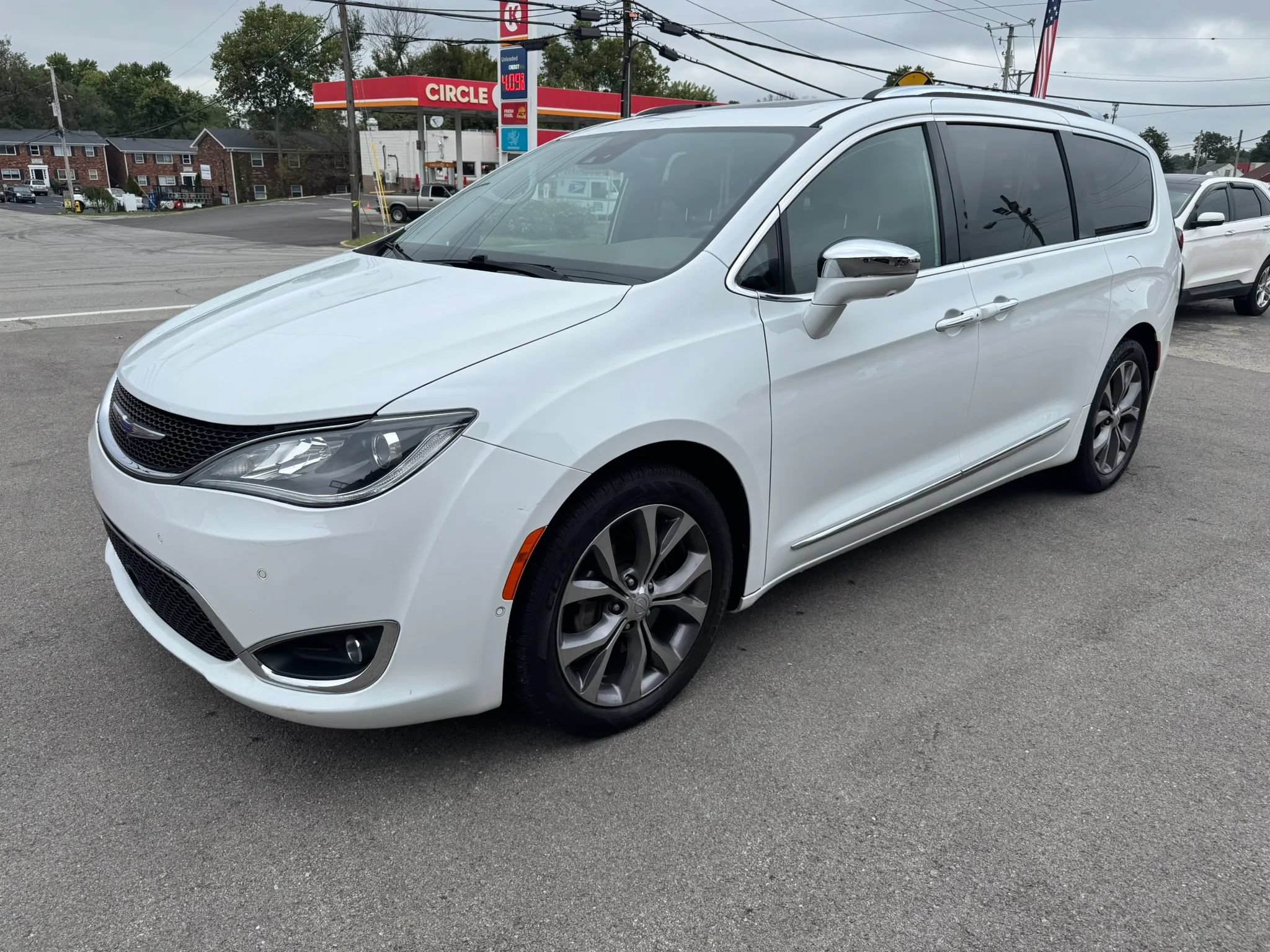 Used 2018 Chrysler Pacifica Limited w/ Tire & Wheel Group FWD image 5