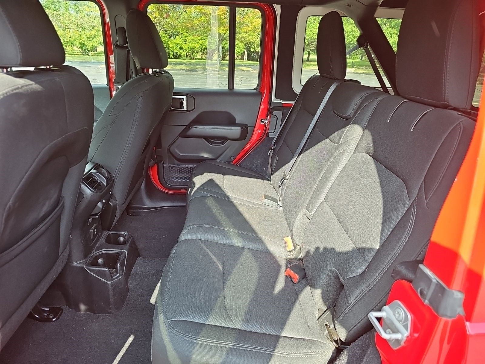Used 2018 Jeep Wrangler Unlimited Sahara AWD/4WD image 17