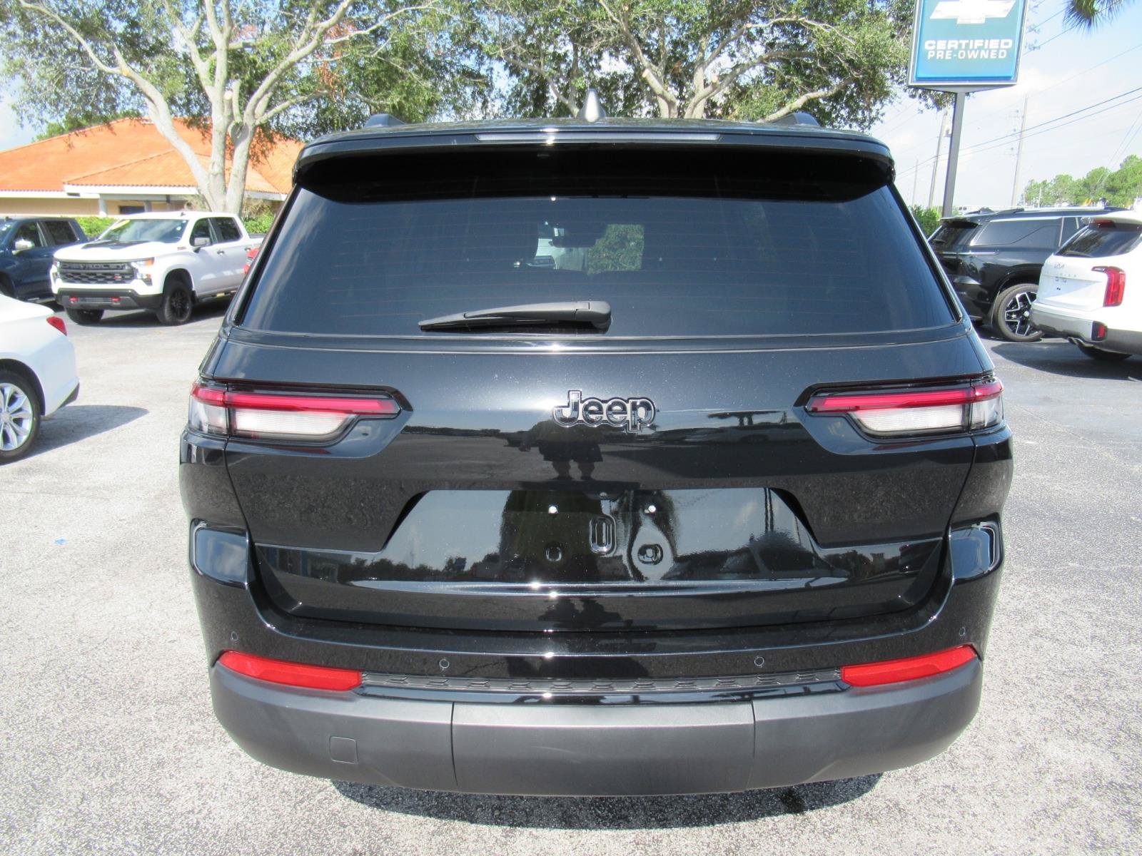 Used 2025 Jeep Grand Cherokee L Laredo RWD image 7