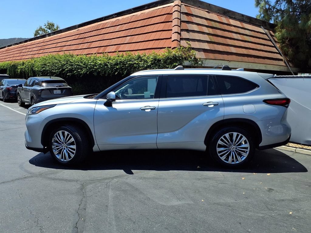 Used 2023 Toyota Highlander Platinum FWD image 3