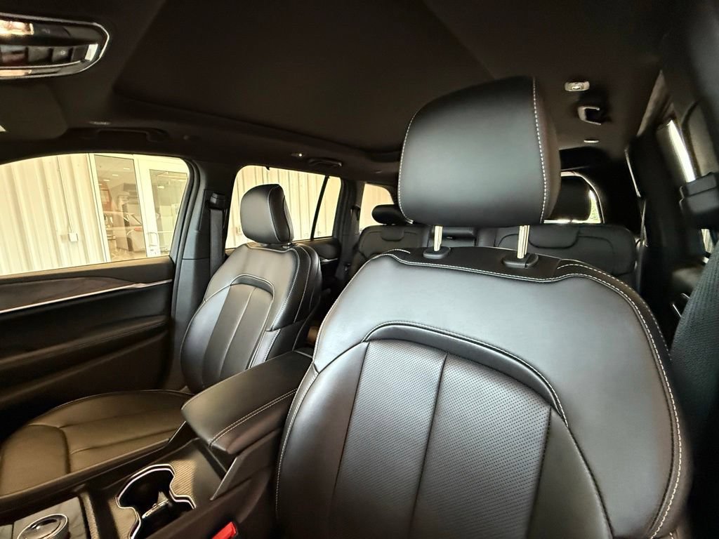 Used 2024 Jeep Grand Cherokee Limited w/ Luxury Tech Group II AWD/4WD image 25